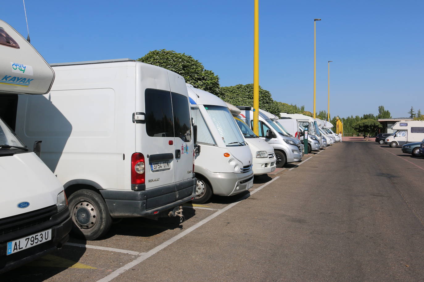 Cada vez más personas se apuntan a la moda de viajar en caravana y recorrer el país de punta a punta cada verano | Un año más, el parking de la avenida de Los Peregrinos se llena de autocaravanas en lo que se ha convertido en una parada obligatoria para los amantes del 'caravaning'