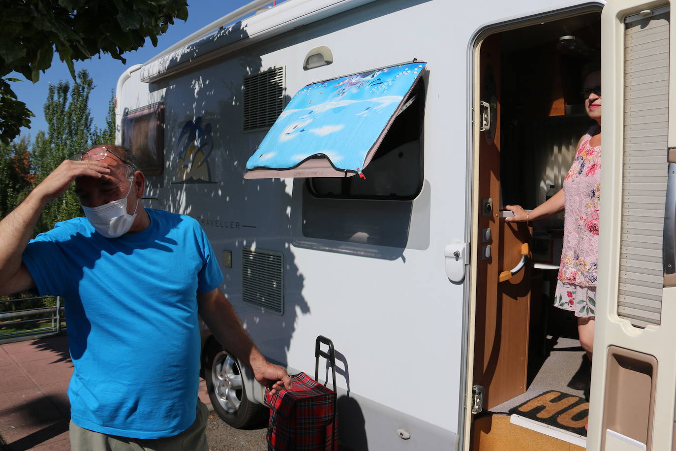 Cada vez más personas se apuntan a la moda de viajar en caravana y recorrer el país de punta a punta cada verano | Un año más, el parking de la avenida de Los Peregrinos se llena de autocaravanas en lo que se ha convertido en una parada obligatoria para los amantes del 'caravaning'