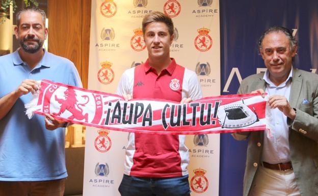 Jon Gaztañaga, en el centro, en su presentación como jugador de la Cultural.