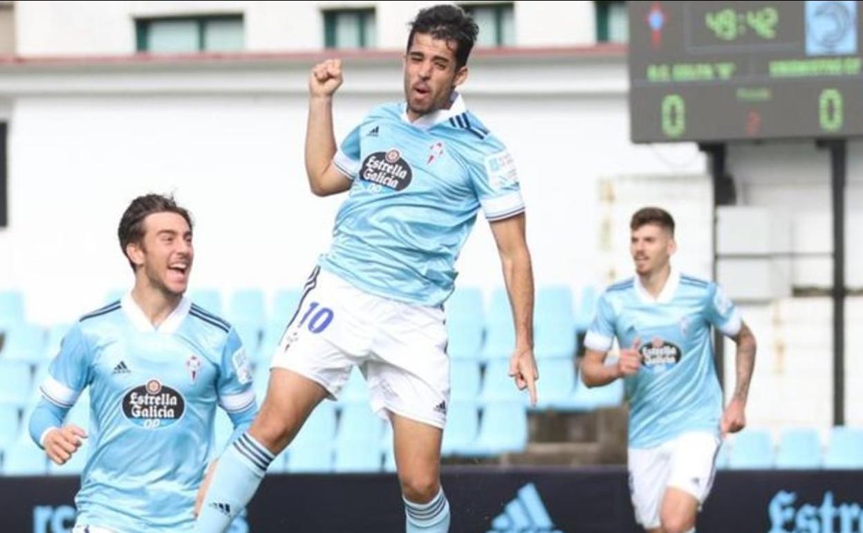 Alberto Solís celebra un gol con el Celta B.