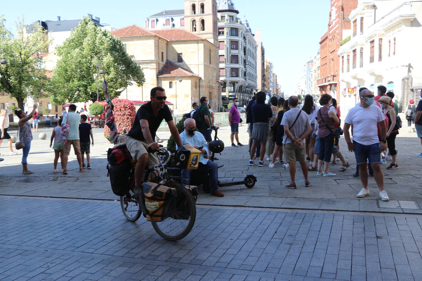 Pablo es un argentino que decidió hace dos décadas subirse a su bici para no volverse a bajar y ahora detiene su rumbo en León.