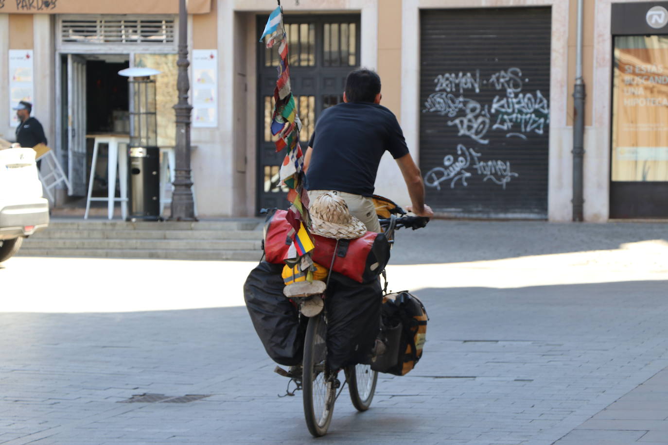 Pablo es un argentino que decidió hace dos décadas subirse a su bici para no volverse a bajar y ahora detiene su rumbo en León.