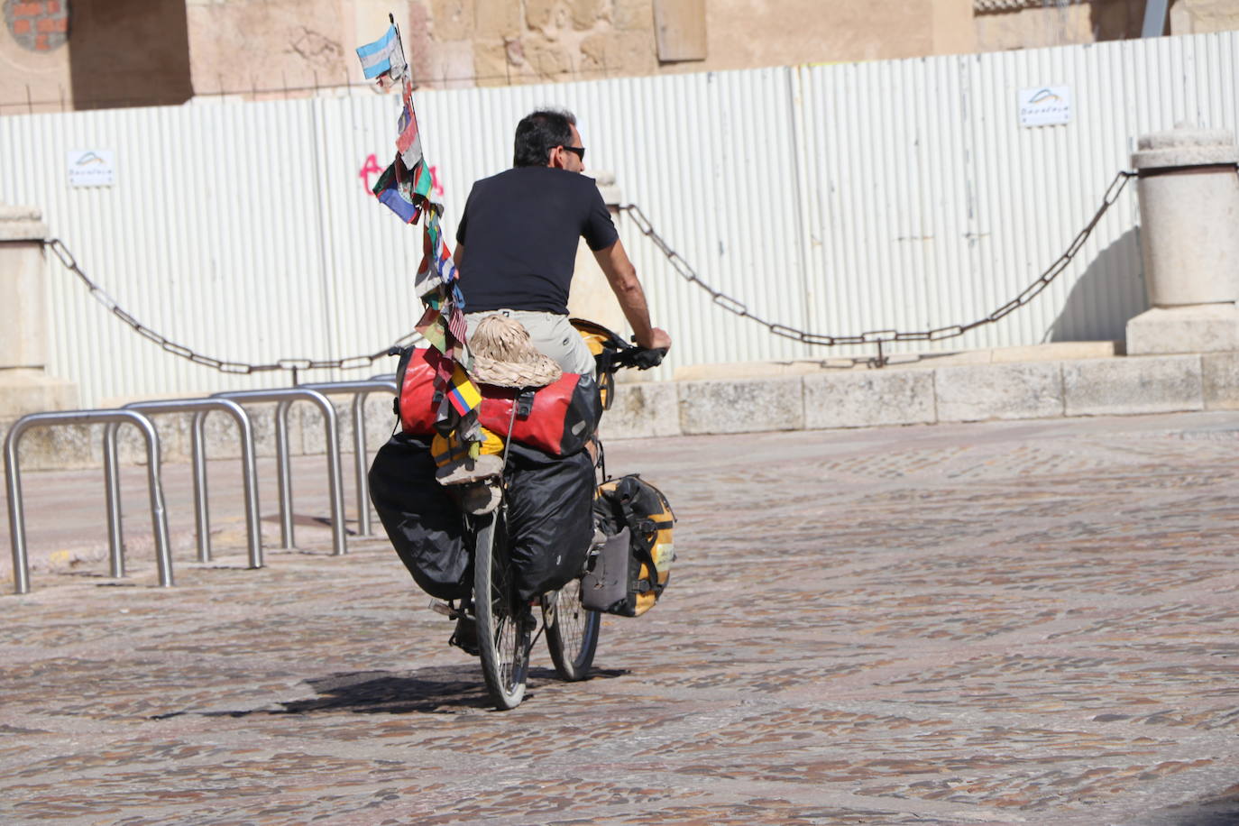 Pablo es un argentino que decidió hace dos décadas subirse a su bici para no volverse a bajar y ahora detiene su rumbo en León.