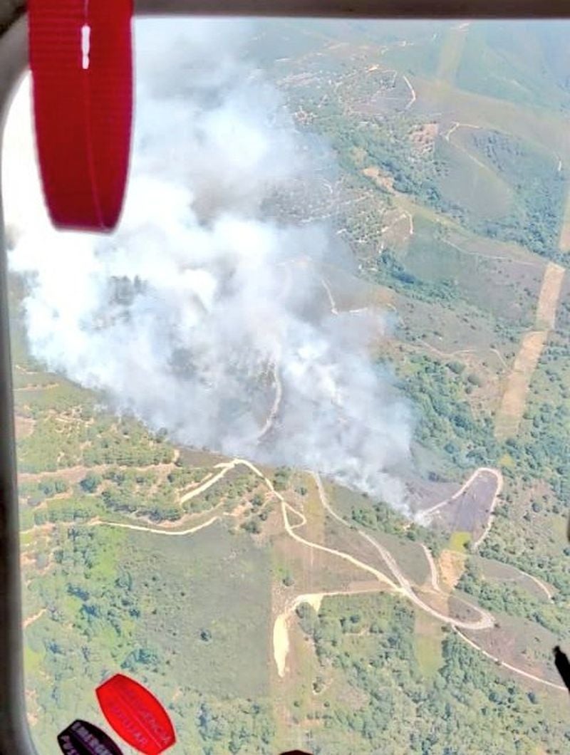 Un incendio declarado de 'nivel 1' en Trabadelo obliga a movilizar a numerosos efectivos. La declaración de 'nivel 1' se produce ante la previsión de una necesidad superior a las 12 horas para que puda ser sofocado o afección a más de 30 hectáreas. 