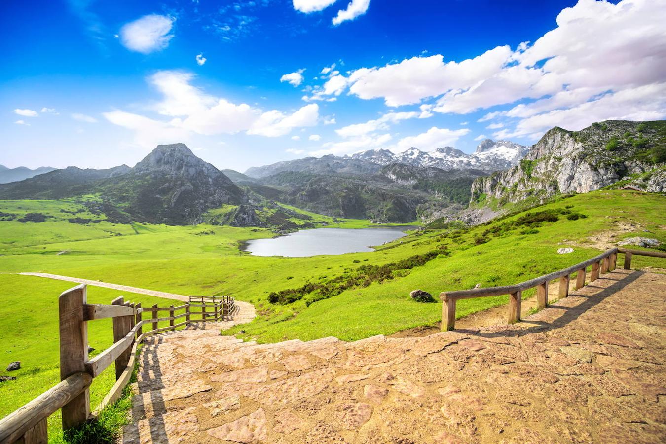 Lago Ercina: También en un paisaje inmejorable de naturaleza y montañas, se encuentra el segundo de los Lagos de Covadonga y también en pleno paisaje de Picos de Europa. El Lago Ercina se encuentra a 1108 metros de altitud y si algo destaca de él es su color y su variación con los cambios de la iluminación y la vegetación acuática, pudiendo pasar del verde oscuro al amarillento, al verde azulado o incluso al rojizo.