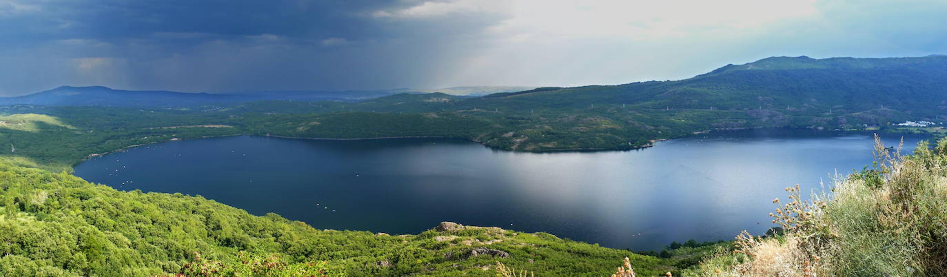 Lago de Sanabria (Zamora): Este lago ubicado en la parte noroccidental de la península ibérica y concretamente a una altura de unos 1000 metros sobre el nivel del mar en la provincia de Zamora, con sus actuales 369 hectáreas se trata del lago glaciar más grande de Europa y también de la Península Ibérica. Un lago enmarcado en una Cuenca exorreica donde el río Tera es el único sistema de entrada y salida de agua.