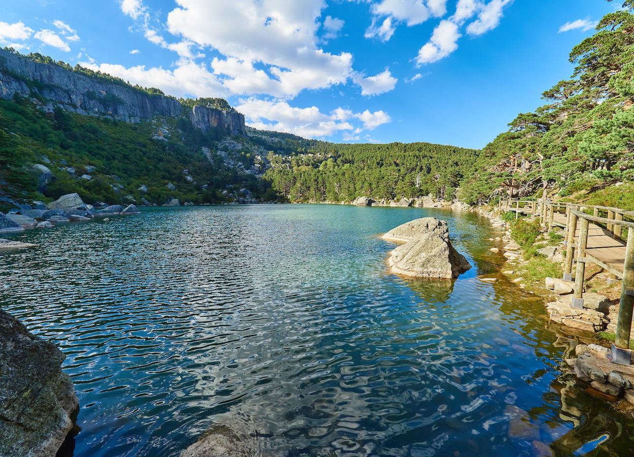 Laguna Negra (Soria): La Laguna Negra es una de las sorpresas que te esperan en Soria y se encuentra situada a unos 2.000 metros de altitud. Una laguna rodeada de misterios y leyendas, pero dejando eso a un lado es otro de los Lagos especialmente bonitos que no puedes perderte dentro de nuestra geografía.