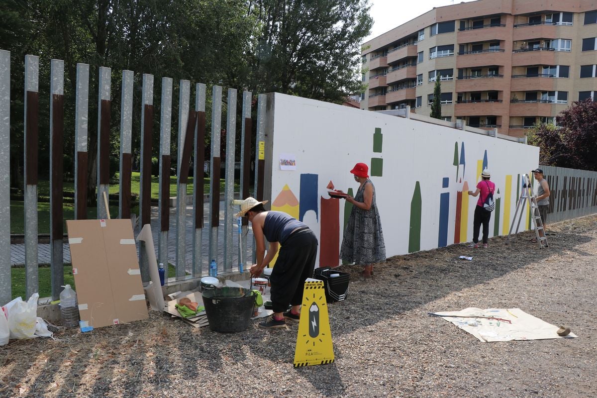El festival 'Vecindario 24002' llena de color y diversión el distrito centro de l a ciudad con actuaciones teatrales, danza y pintura durante todo el fin de semana.