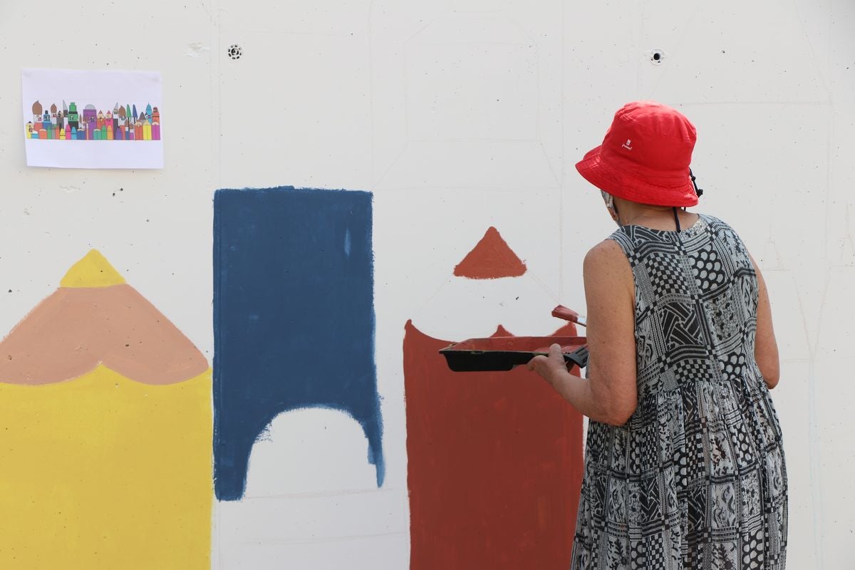 El festival 'Vecindario 24002' llena de color y diversión el distrito centro de l a ciudad con actuaciones teatrales, danza y pintura durante todo el fin de semana.