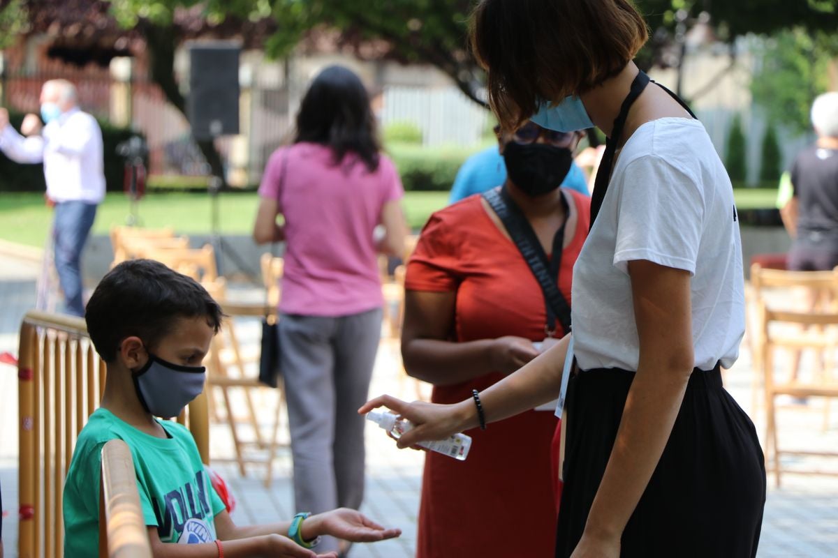 El festival 'Vecindario 24002' llena de color y diversión el distrito centro de l a ciudad con actuaciones teatrales, danza y pintura durante todo el fin de semana.
