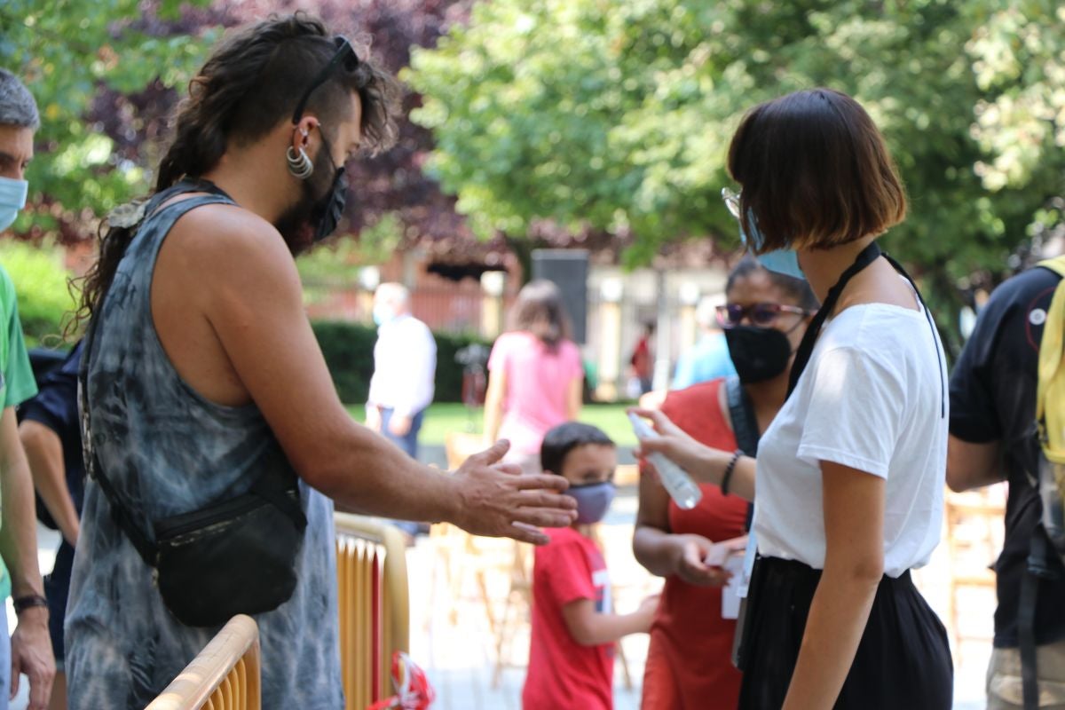 El festival 'Vecindario 24002' llena de color y diversión el distrito centro de l a ciudad con actuaciones teatrales, danza y pintura durante todo el fin de semana.