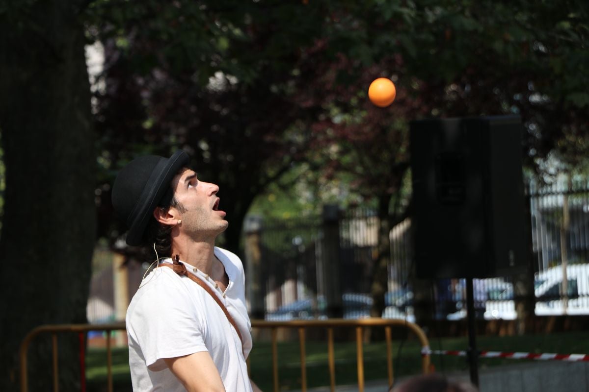 El festival 'Vecindario 24002' llena de color y diversión el distrito centro de l a ciudad con actuaciones teatrales, danza y pintura durante todo el fin de semana.