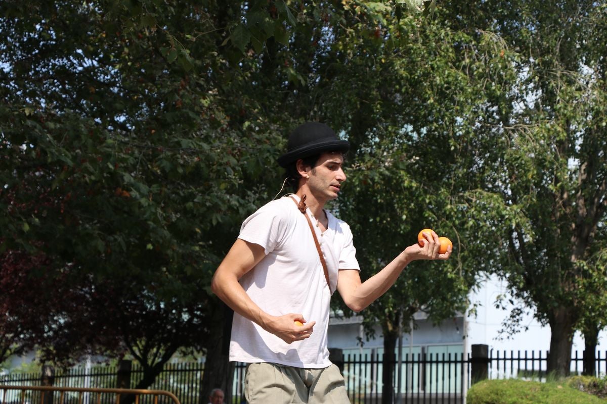 El festival 'Vecindario 24002' llena de color y diversión el distrito centro de l a ciudad con actuaciones teatrales, danza y pintura durante todo el fin de semana.