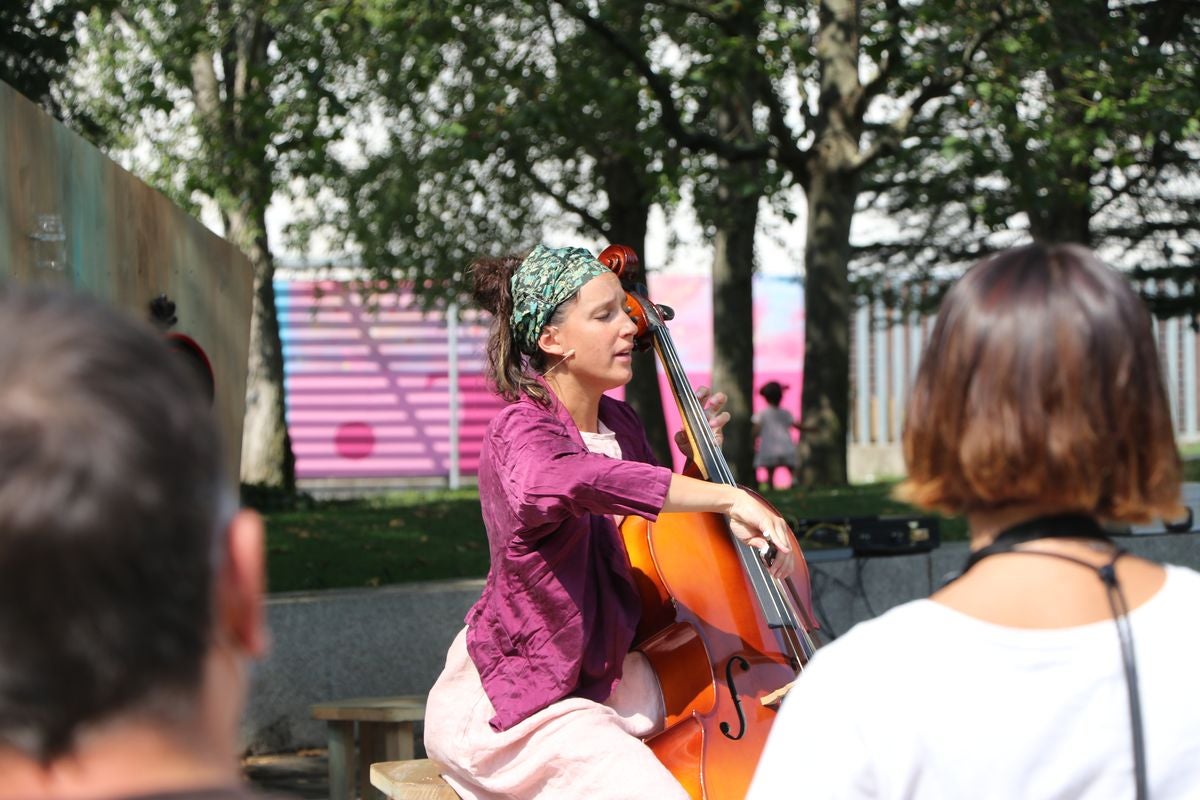 El festival 'Vecindario 24002' llena de color y diversión el distrito centro de l a ciudad con actuaciones teatrales, danza y pintura durante todo el fin de semana.