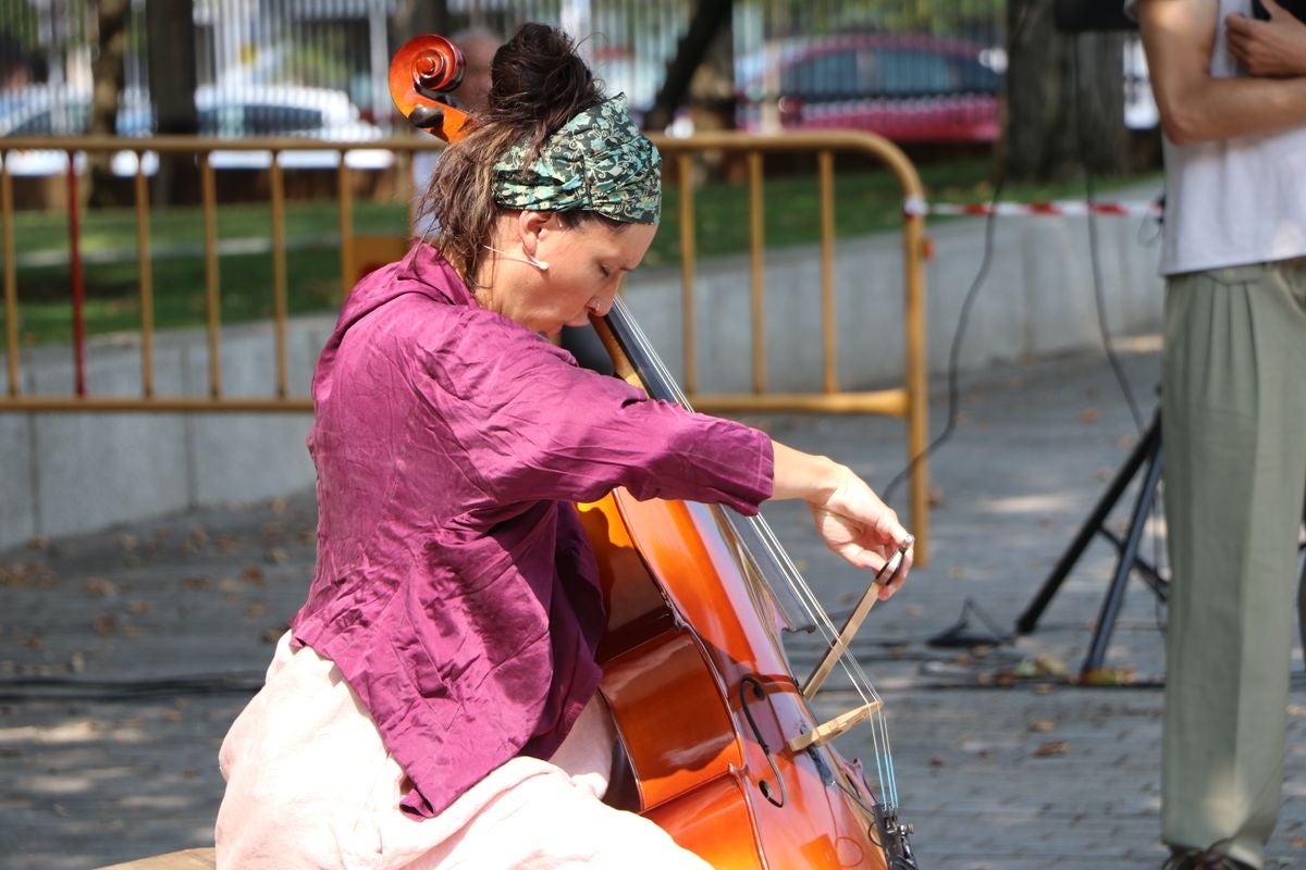 El festival 'Vecindario 24002' llena de color y diversión el distrito centro de l a ciudad con actuaciones teatrales, danza y pintura durante todo el fin de semana.