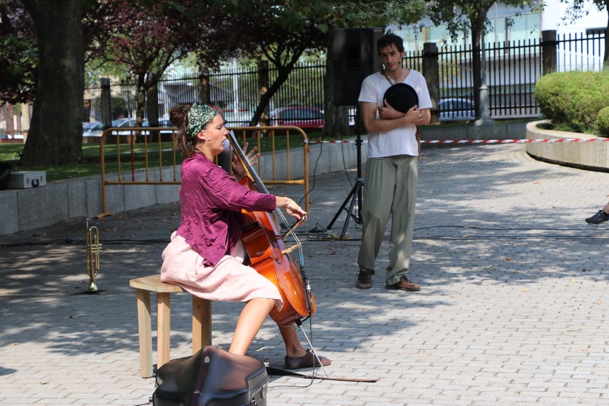 El festival 'Vecindario 24002' llena de color y diversión el distrito centro de l a ciudad con actuaciones teatrales, danza y pintura durante todo el fin de semana.