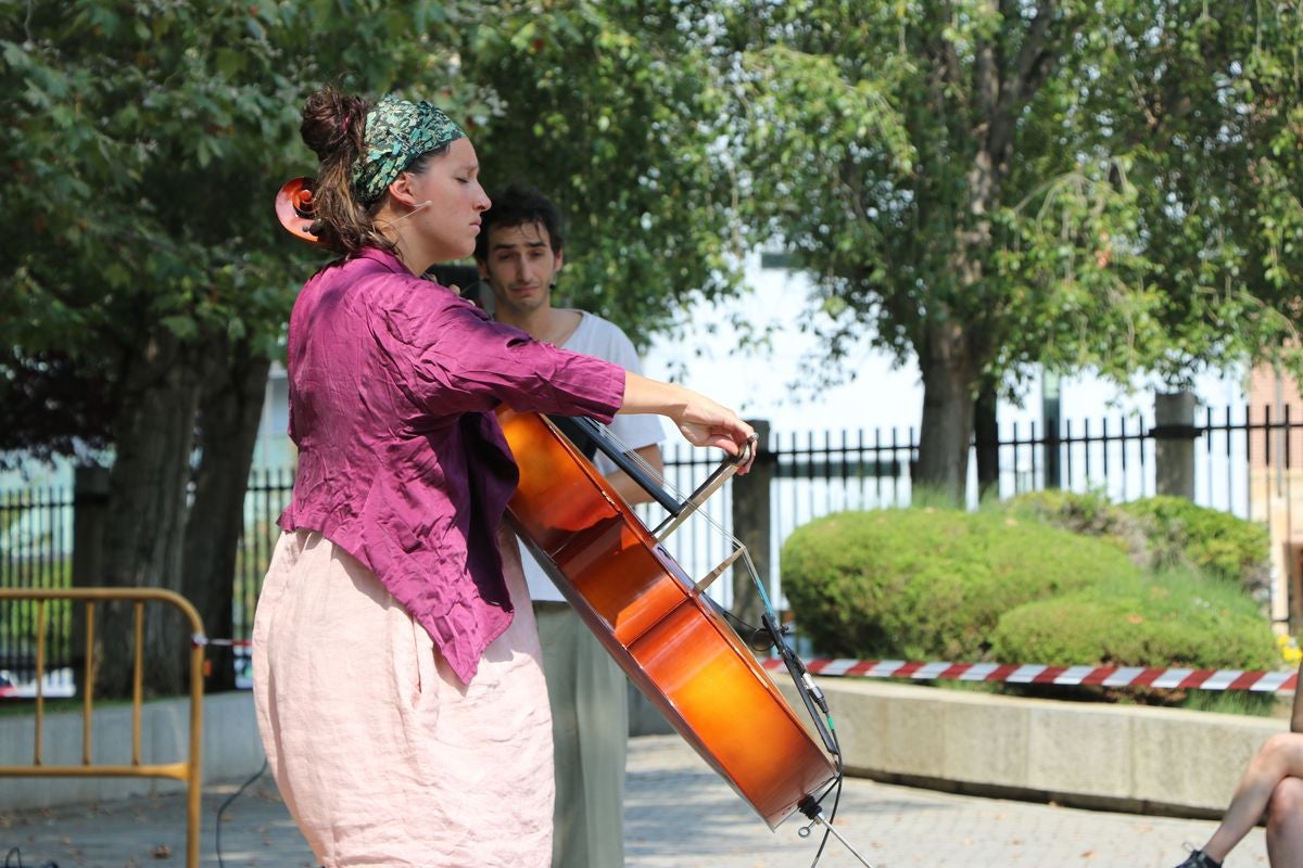 El festival 'Vecindario 24002' llena de color y diversión el distrito centro de l a ciudad con actuaciones teatrales, danza y pintura durante todo el fin de semana.