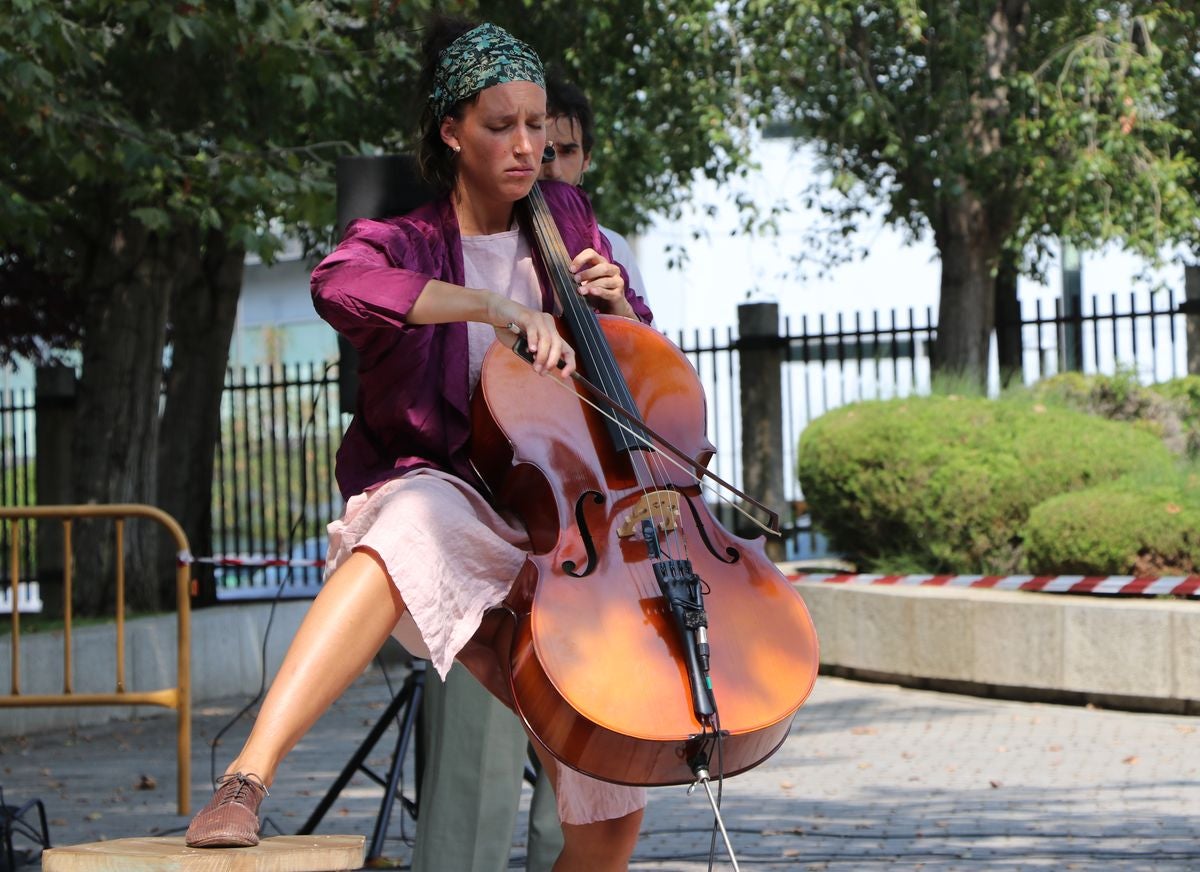 El festival 'Vecindario 24002' llena de color y diversión el distrito centro de l a ciudad con actuaciones teatrales, danza y pintura durante todo el fin de semana.