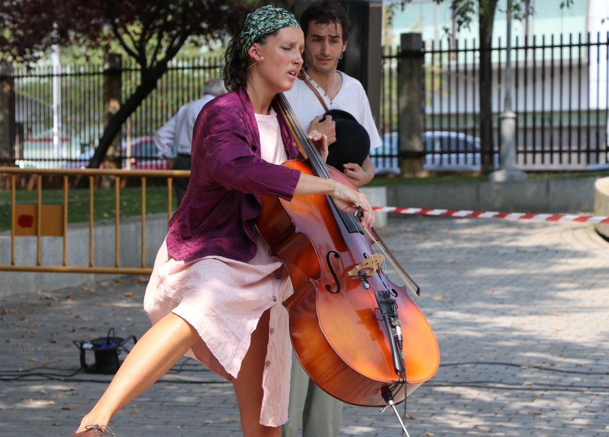 El festival 'Vecindario 24002' llena de color y diversión el distrito centro de l a ciudad con actuaciones teatrales, danza y pintura durante todo el fin de semana.
