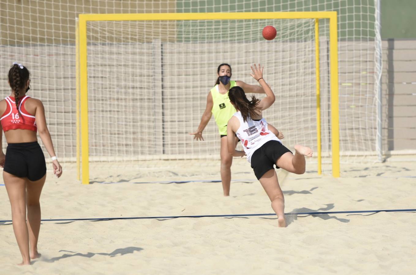 La localidad leonesa de Villacelama ha acogido la primera edición del torneo «Playas del Norte» de balonmano playa.