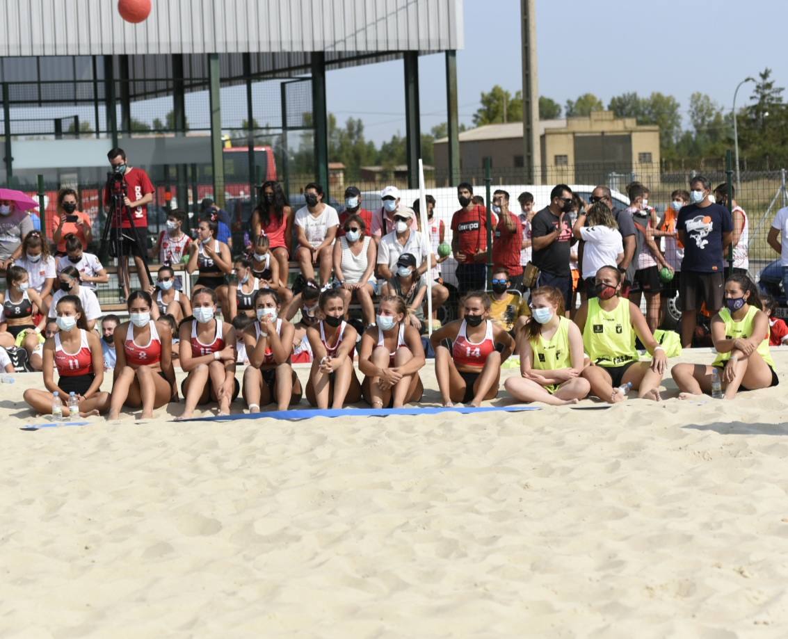 La localidad leonesa de Villacelama ha acogido la primera edición del torneo «Playas del Norte» de balonmano playa.