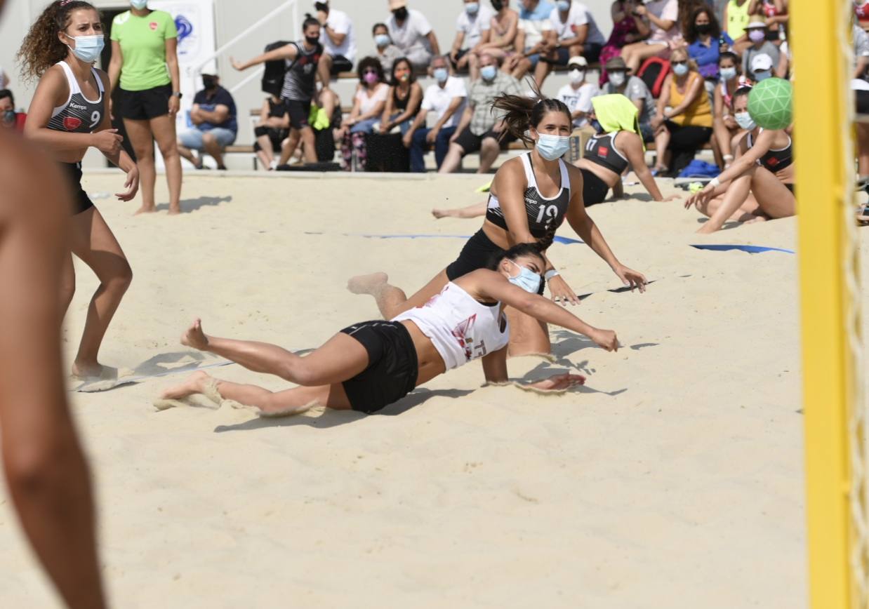 La localidad leonesa de Villacelama ha acogido la primera edición del torneo «Playas del Norte» de balonmano playa.