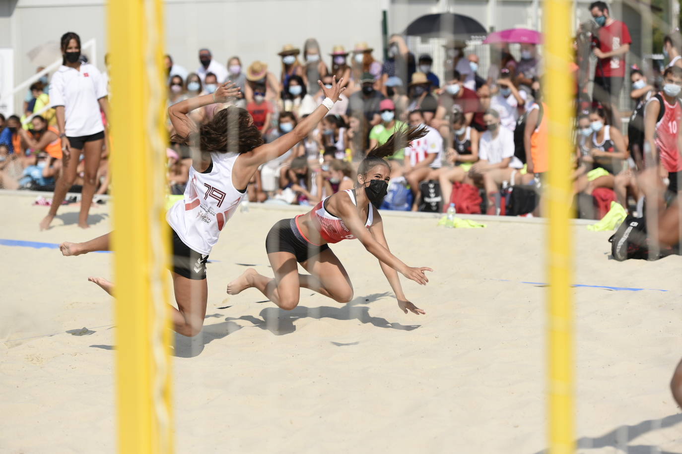 La localidad leonesa de Villacelama ha acogido la primera edición del torneo «Playas del Norte» de balonmano playa.