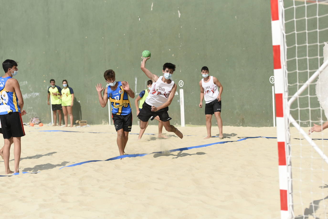 La localidad leonesa de Villacelama ha acogido la primera edición del torneo «Playas del Norte» de balonmano playa.