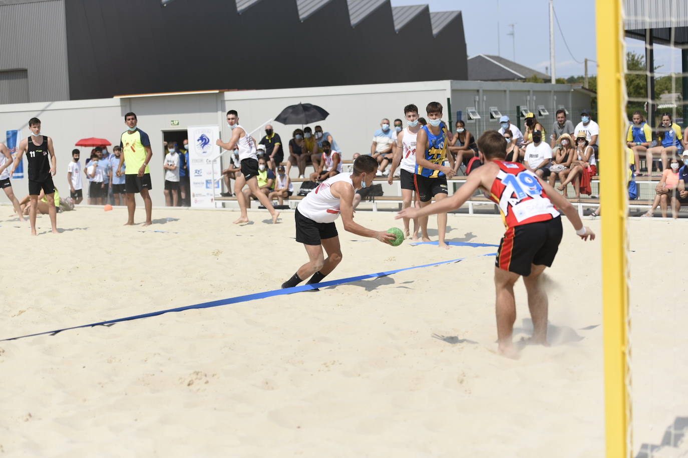 La localidad leonesa de Villacelama ha acogido la primera edición del torneo «Playas del Norte» de balonmano playa.