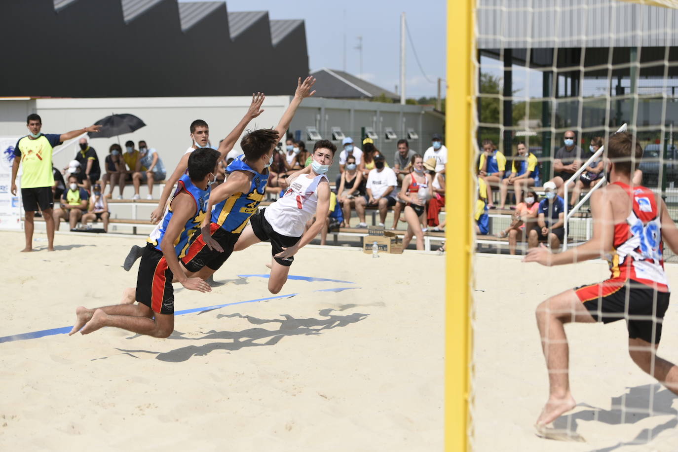 La localidad leonesa de Villacelama ha acogido la primera edición del torneo «Playas del Norte» de balonmano playa.