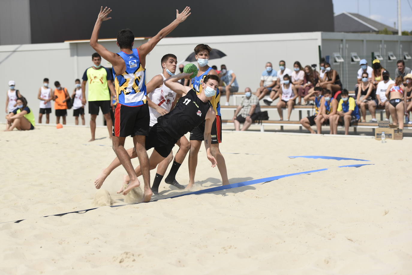 La localidad leonesa de Villacelama ha acogido la primera edición del torneo «Playas del Norte» de balonmano playa.