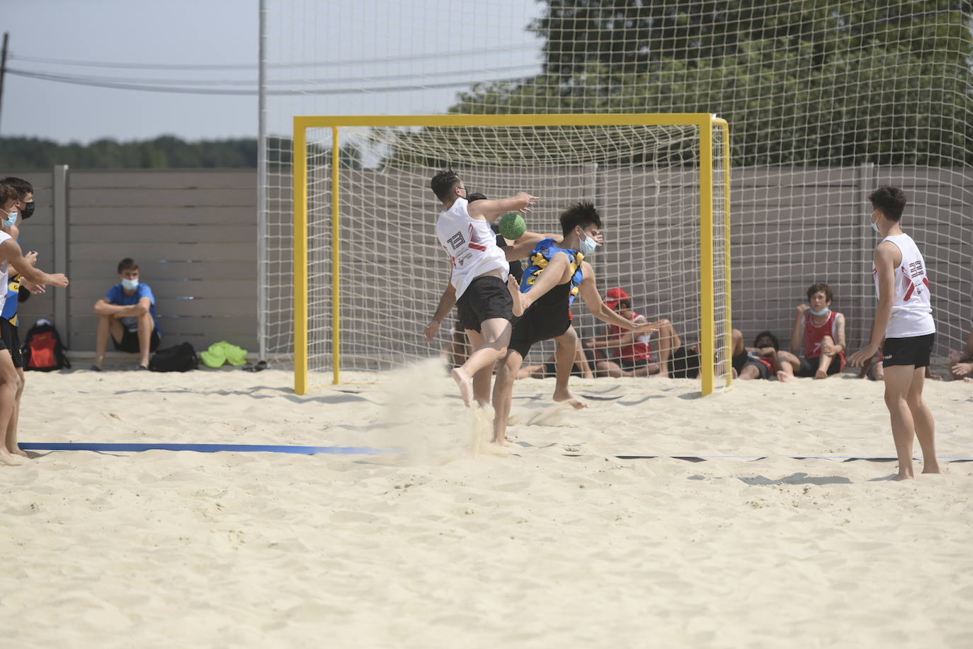 La localidad leonesa de Villacelama ha acogido la primera edición del torneo «Playas del Norte» de balonmano playa.