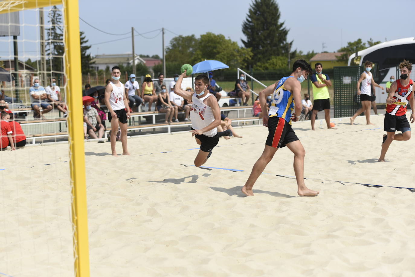 La localidad leonesa de Villacelama ha acogido la primera edición del torneo «Playas del Norte» de balonmano playa.