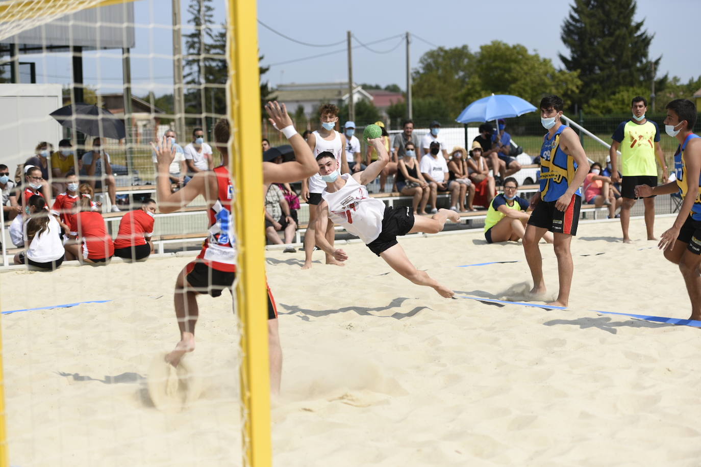 La localidad leonesa de Villacelama ha acogido la primera edición del torneo «Playas del Norte» de balonmano playa.