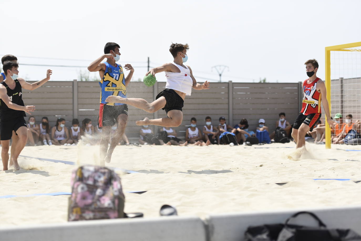 La localidad leonesa de Villacelama ha acogido la primera edición del torneo «Playas del Norte» de balonmano playa.