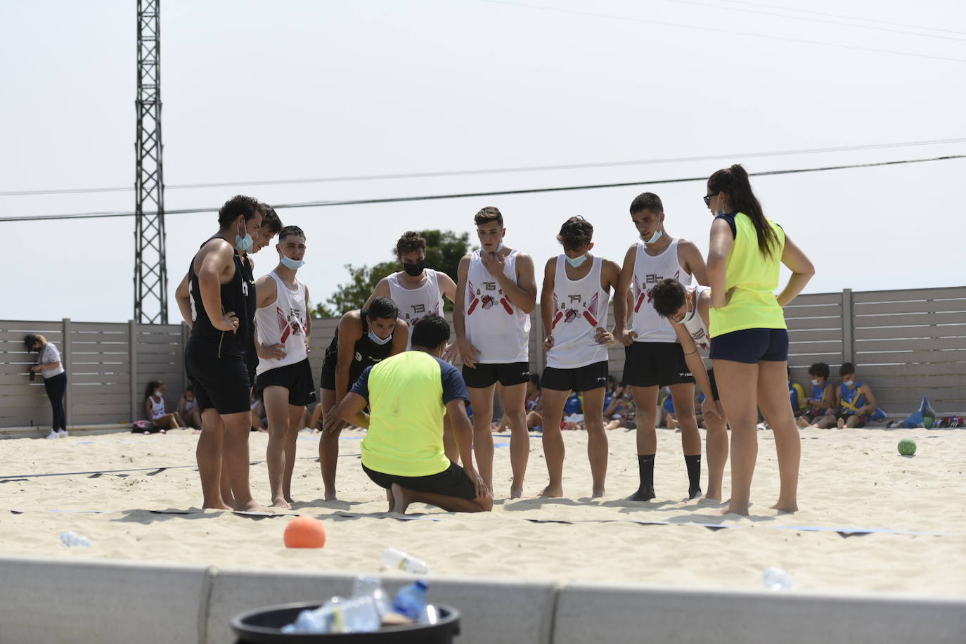 La localidad leonesa de Villacelama ha acogido la primera edición del torneo «Playas del Norte» de balonmano playa.