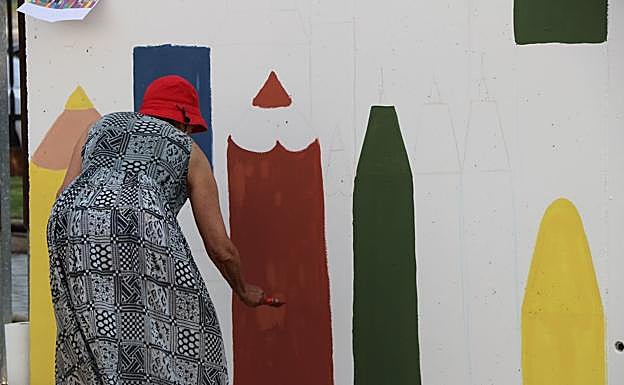 Galería. El colectivo 'La Pila' realiza en el parque de Juan morano un mural colectivo.