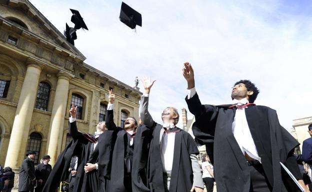 Estudiantes recién graduados en la Universidad de Oxford.