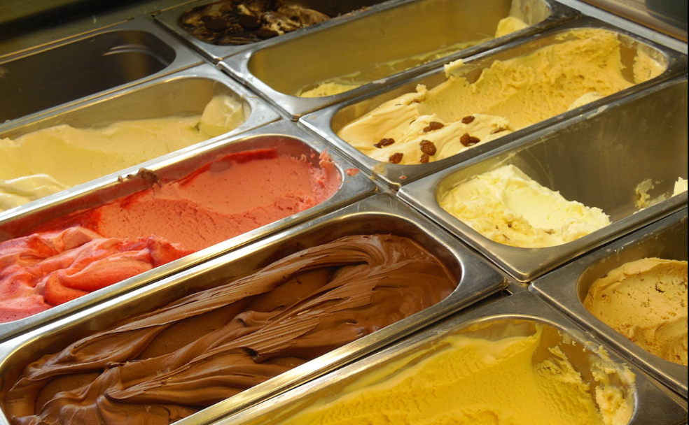 Los leoneses disfrutan del helado para sofocar el calor de agosto.