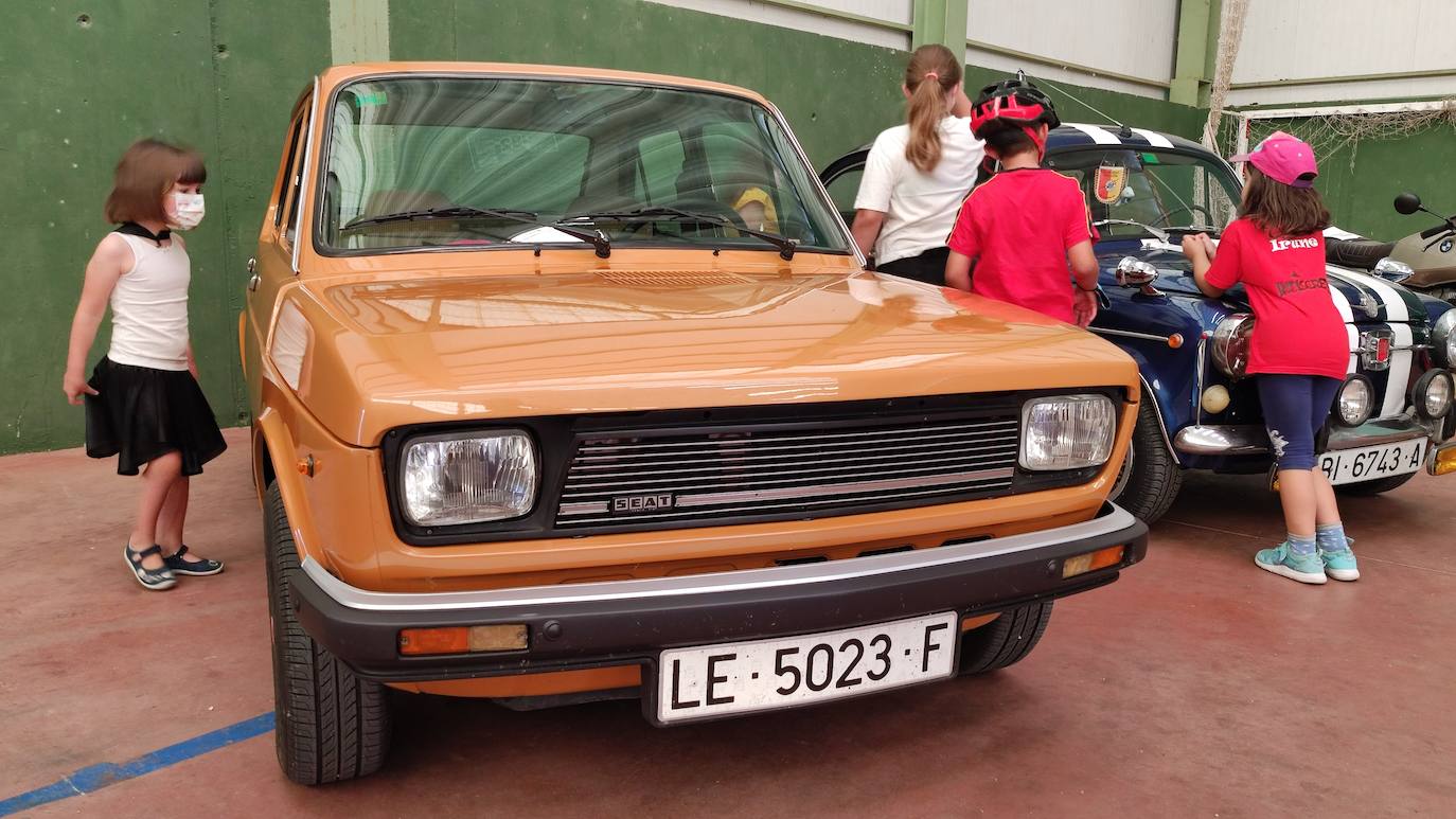 El frontón municipal de la localidad ha acogido esta muestra de tractores y coches antiguos dentro del programa de las Fiestas de la Alubia 2021.