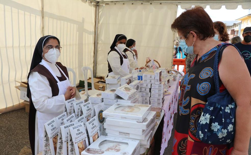 Uno de los stands de la feria de Dulces del Convento en Gradefes.