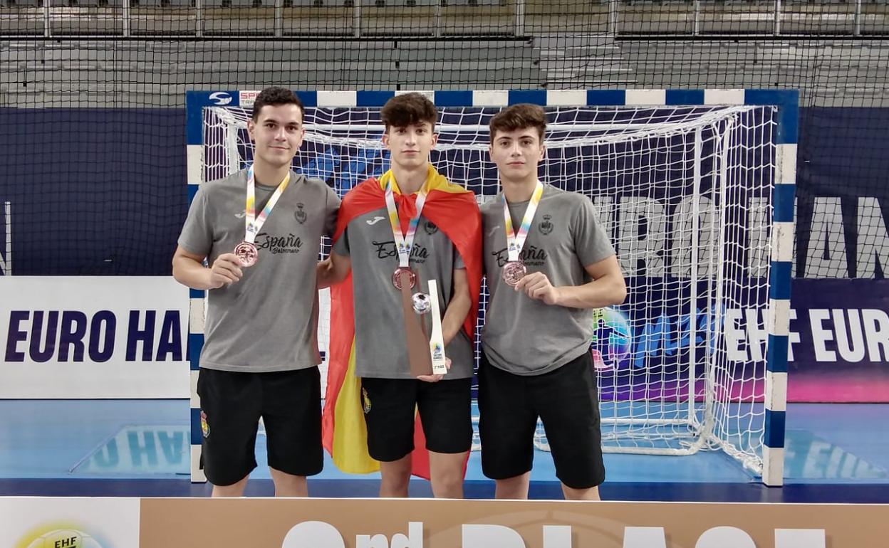 Álex Lodos, Darío Sanz y Antonio Martínez posan con su medalla de bronce.