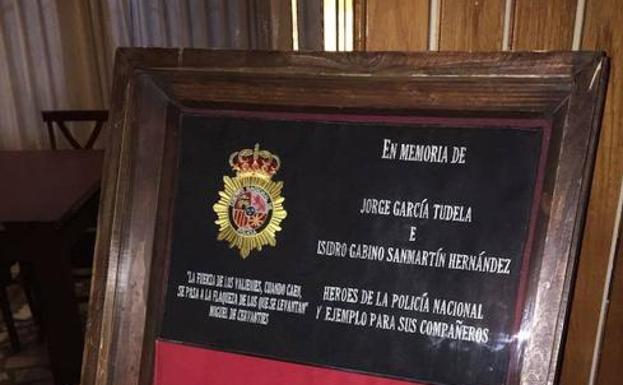 Placa en la embajada española de Kabul en recuerdo de Gabi y Jorge García Tudela.