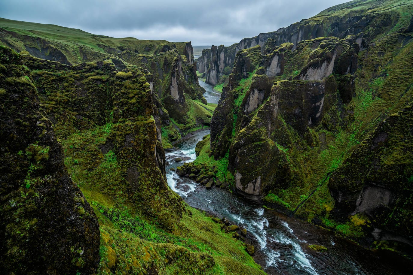 9. CAÑÓN FJAORÁRGLJÚFUR, ISLANDIA