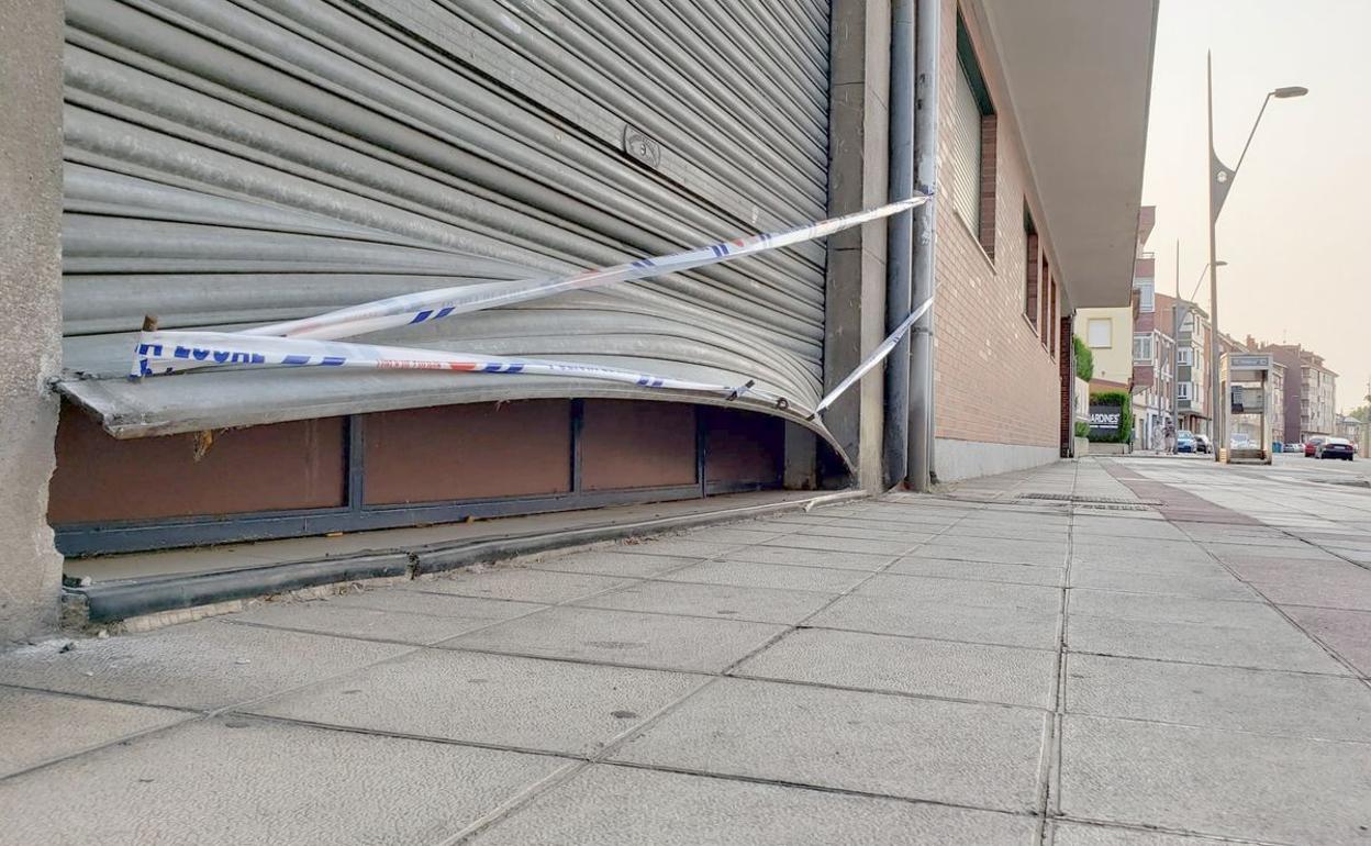 Imagen del almacen de antigüedades ubicado en San Andrés al que accedieron los ladrones tras 'reventar' la trapa del local. 