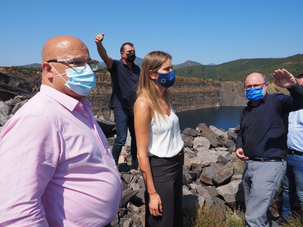 La secretaria de Estado de Energía, Sara Aagesen, con la explotación de 'La Gran Corta' al fondo, ahora sin actividad y pendiente de la millonaria actuación para poder ser recuperada.