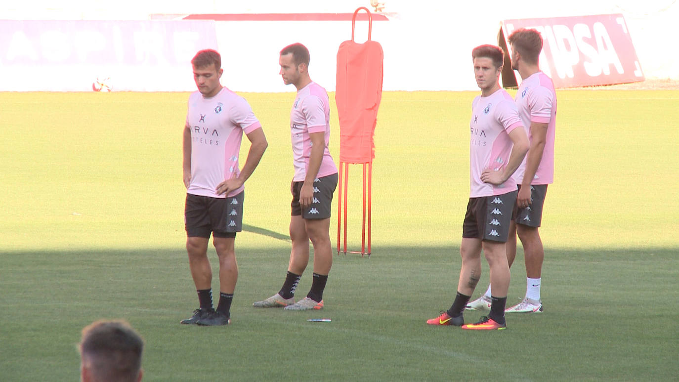 El conjunto leonés se ha ejercitado en el Reino de León a escasos tres días para el inicio del campeonato.