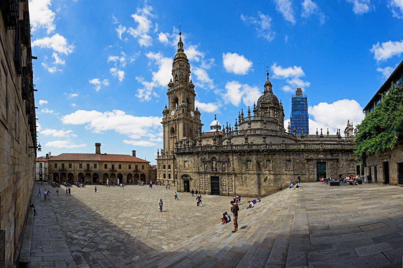 3. Santiago de Compostela aparece en la lista por su Camino de Santiago. Es una ciudad en la que se lleva haciendo peregrinaje desde hace más de 1.000 años. También destaca la belleza de su catedral. 