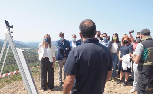 Un técnico explica las actuaciones que se ejecutarán en la zona, este martes durante la visita oficial.