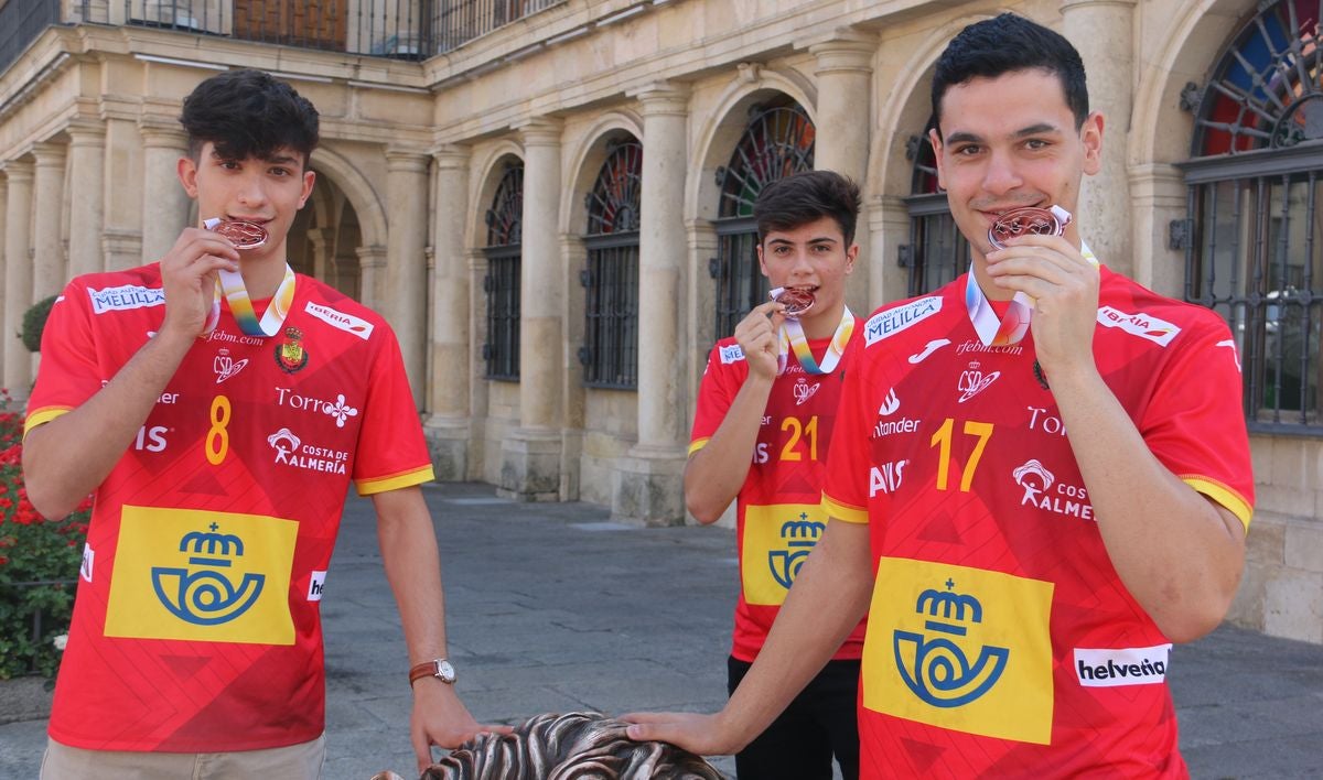 Álex Lodos, Darío Sanz y Antonio Martínez saborean el éxito de ser bronce en el Campeonato de Europa juvenil de balonmano